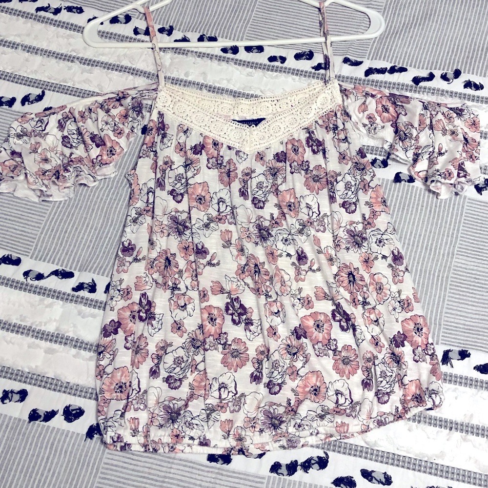 🎉🎉Aeropostale Cold-shoulder Top. Medium